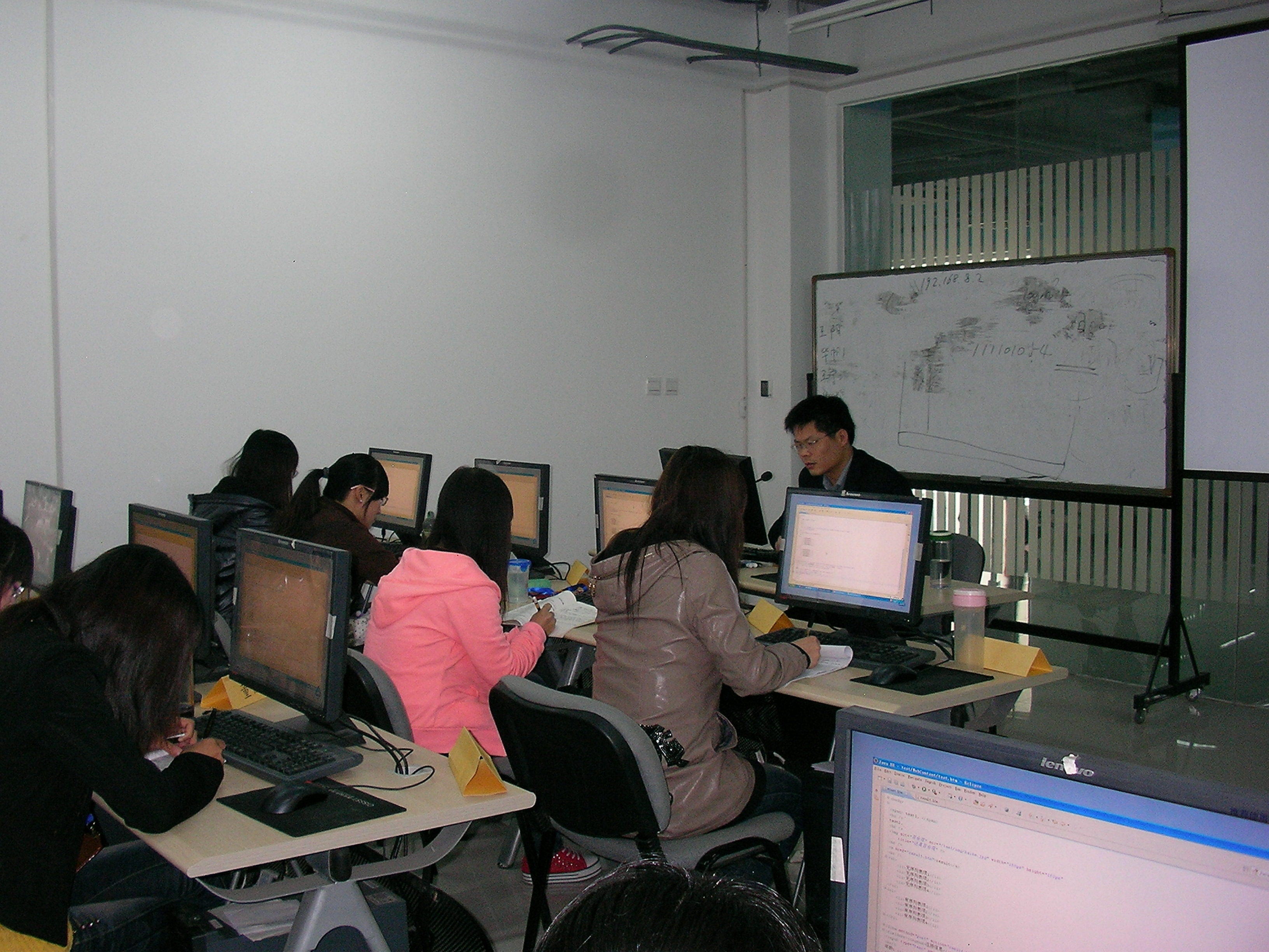 西安软件服务外包公司相关工作人员为员工讲解信息系统知识